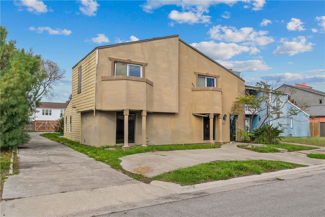 208 Circle Dr