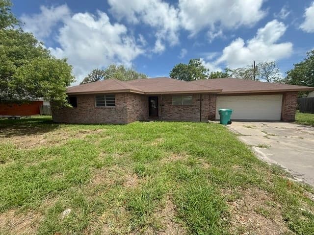 1322 W Palm Dr