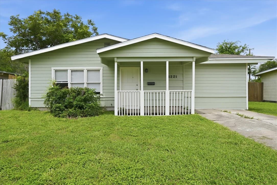 1221 Bernice Dr