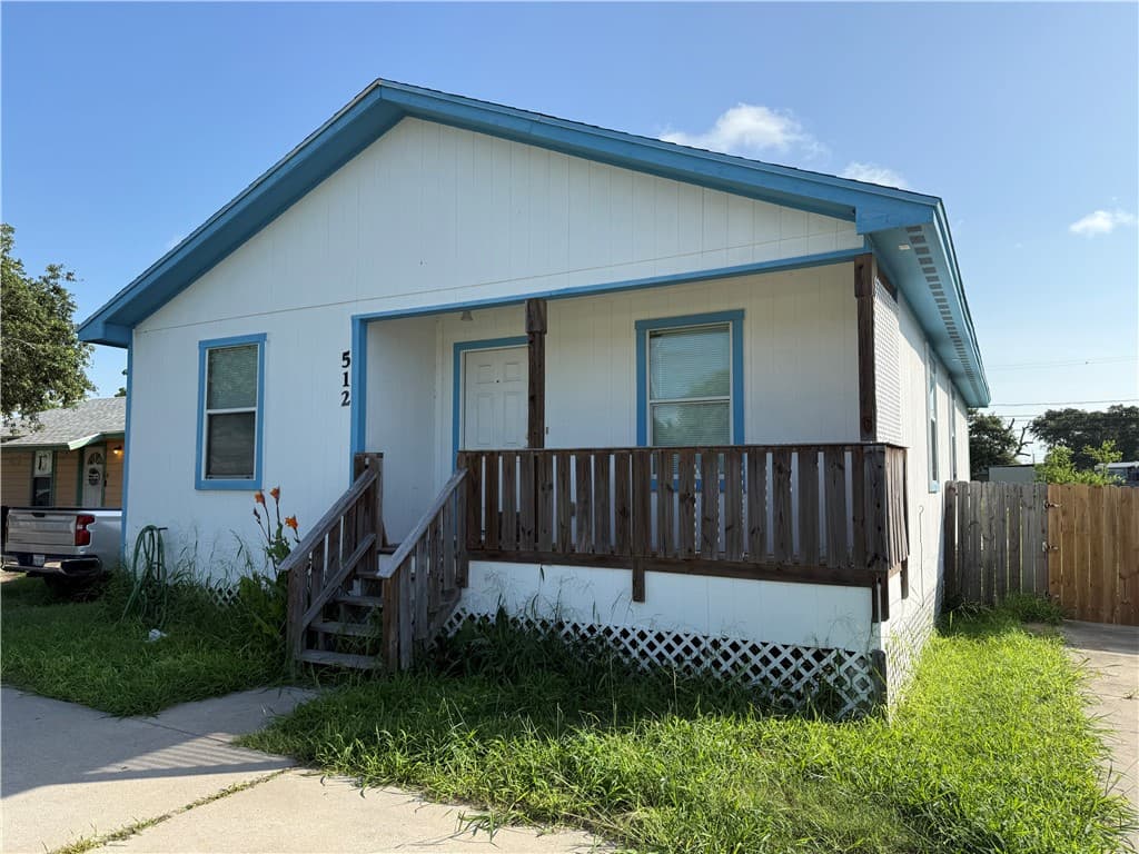 512 Lakeside Dr