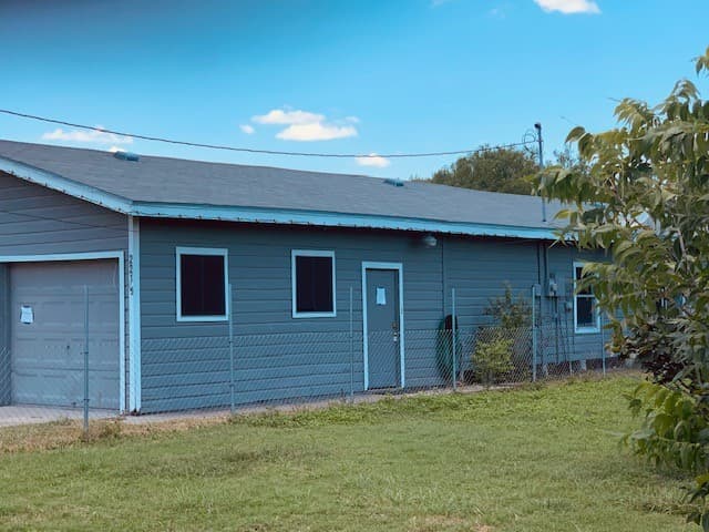 221 1/2 W Corral Ave