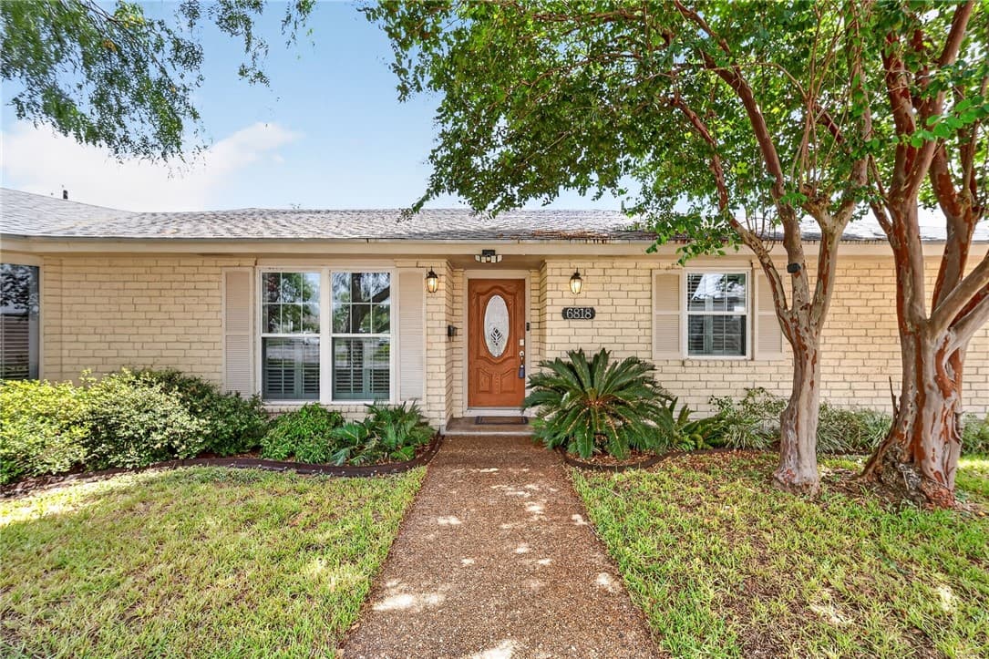 6818 Sahara Dr