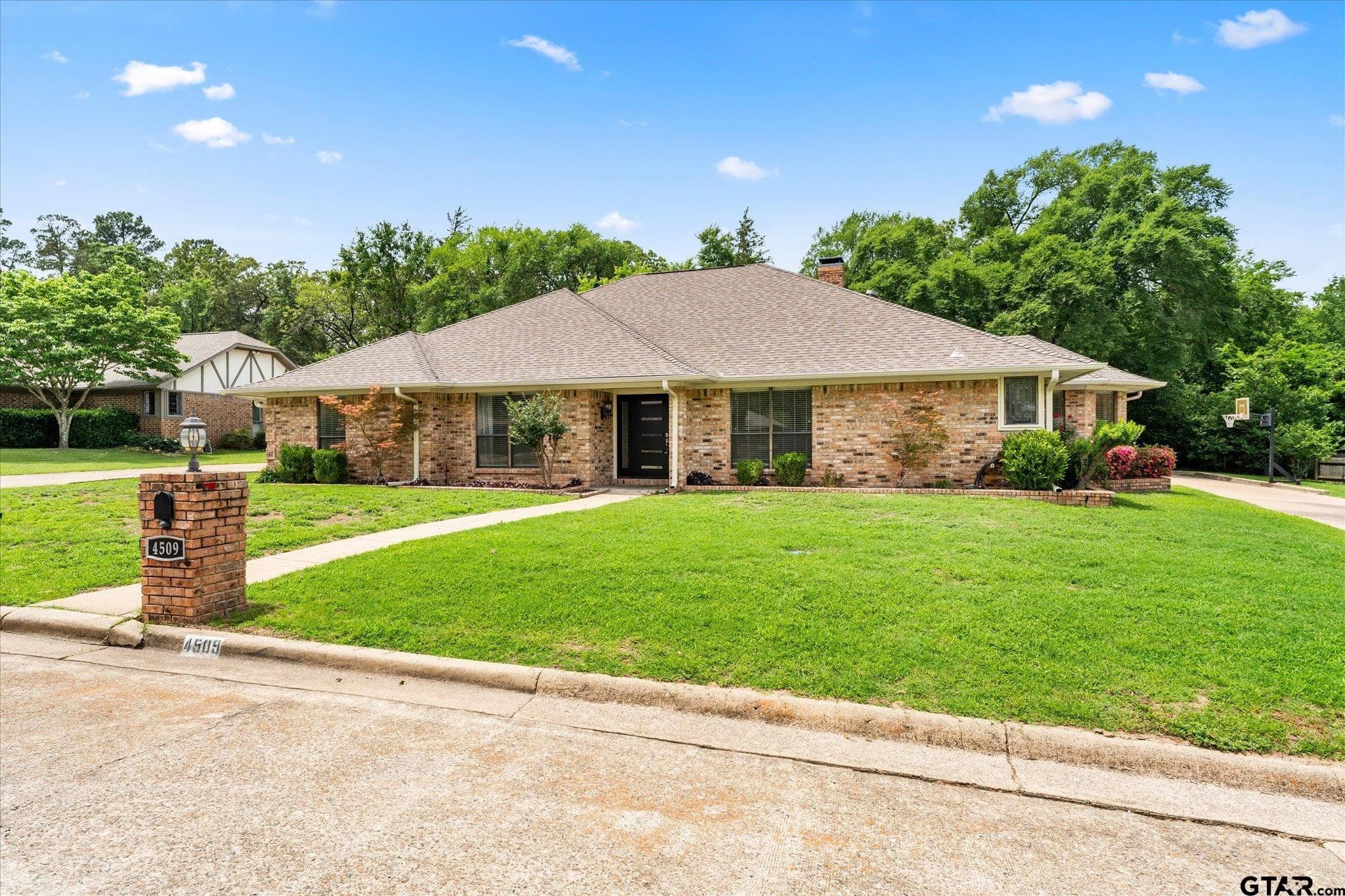 4509 Lakeside Dr