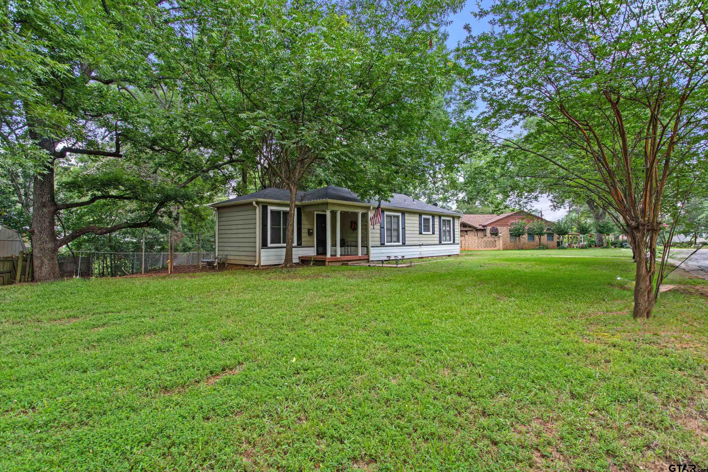921 W Ellis Dr