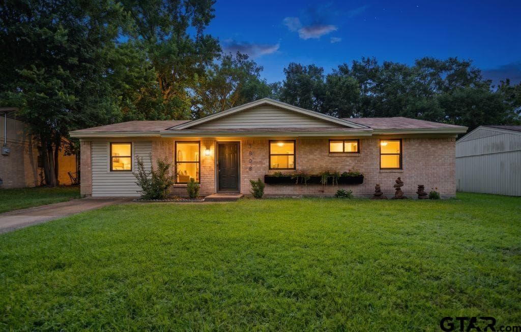 3808 Appletree Ln