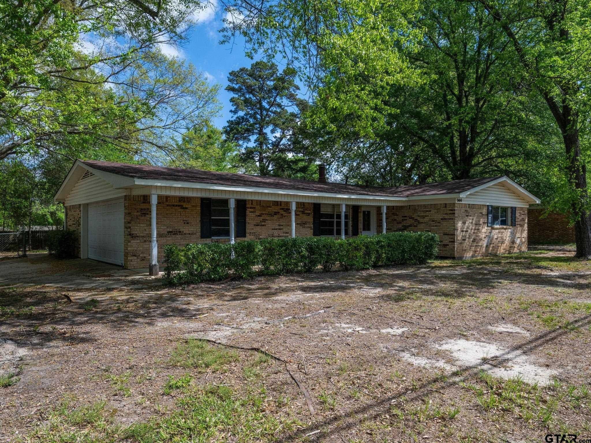 300 Robert E Lee Dr